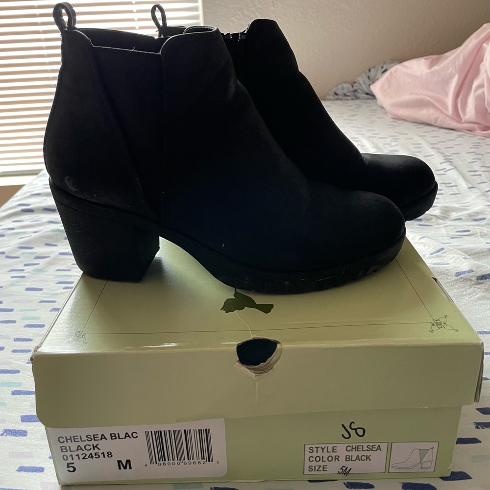 Heeled Chelsea boot